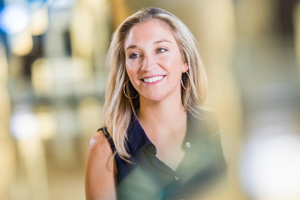 Portrait picture of Lindsay Bennett